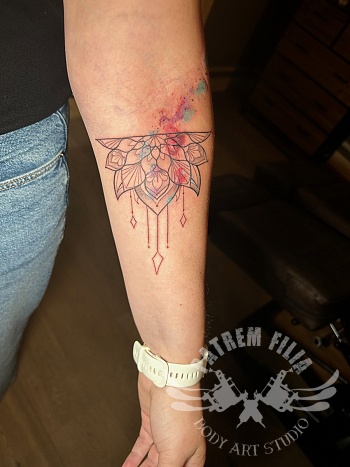 Lotus met kleur spots op onderarm