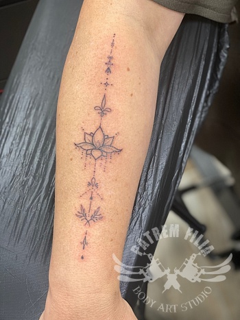 Lotus met symbolen