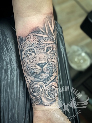 luipaard met rozen