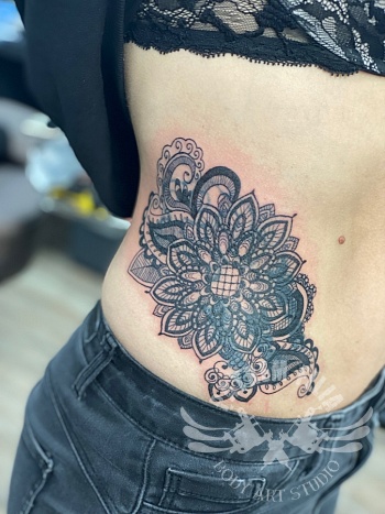 Mandala cover op buik.