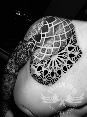 Mandala en geometrisch patroon op borst