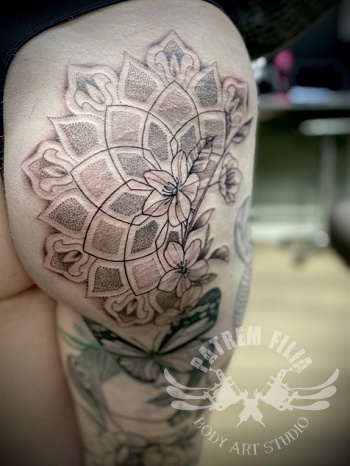 Mandala met bloemen op bil