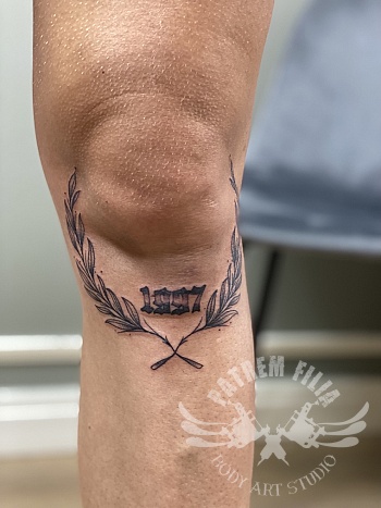 Maretakken met jaartal om knie