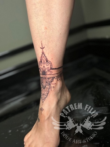 Mehndi tattoo rond enkel