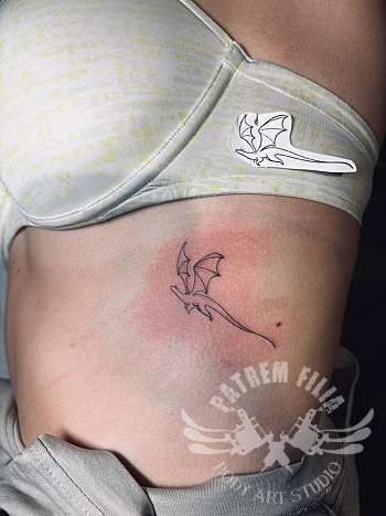 Mini draak - ribcage tattoo