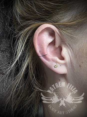 Minimalistisch streep op oorschelp