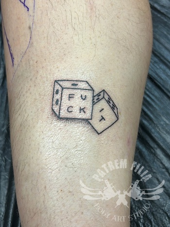 Minimalistische 'Fuck It' dobbelstenen tattoo