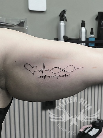 Minimalistische heartbeat tattoo met infinity