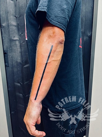 Minimalistische lijn – onderarm tattoo