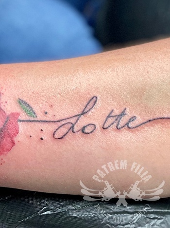 naam in eigenhandschrift met klaproos