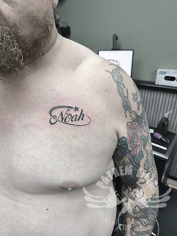 Naam tattoo “Noah” met sierlijke lijn en ster