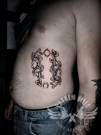 Noorse Fenrir tattoo — mythologie tussen zon en maan
