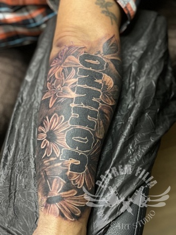 Onderarm cover met namen en bloemen
