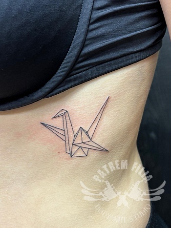 Origami kraanvogel – ribcage tattoo