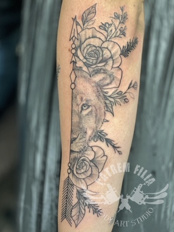 pijl met realistische leeuwekop en bloemen