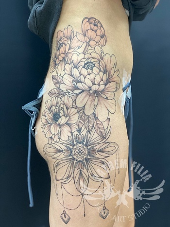 Pioenrozen met mandala op heup