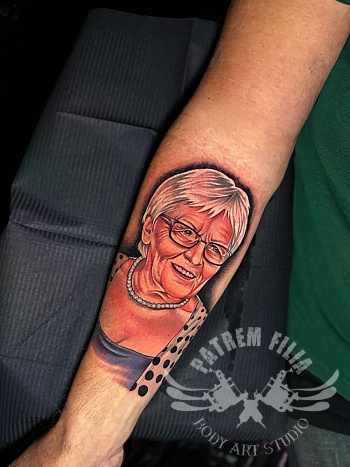 Portret in kleur van een geliefde grootmoeder