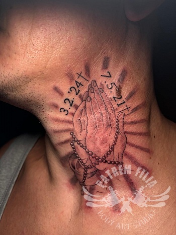 praying hands in de hals