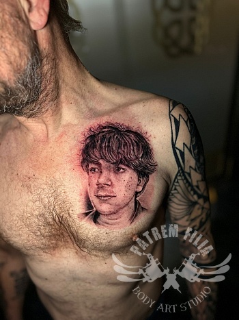Realistisch portret op de borst in black & grey