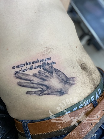 realistische hand op buik