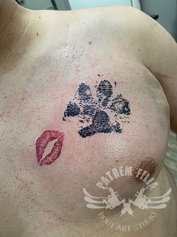 realistische lippen en hondenpoot op borst