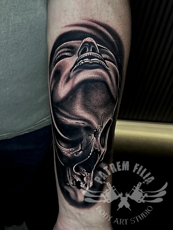 Realistische schedel tattoo met vrouwelijk portret — leven en vergankelijkheid