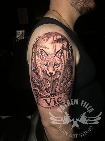 Realistische vos tattoo met bos scène op de bovenarm