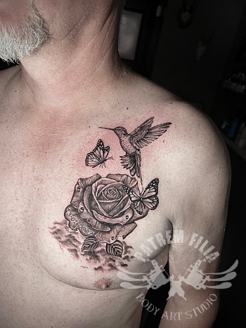Roos met Kolibri en vlinders op borst