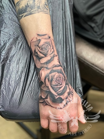 rozen op onderarm en hand