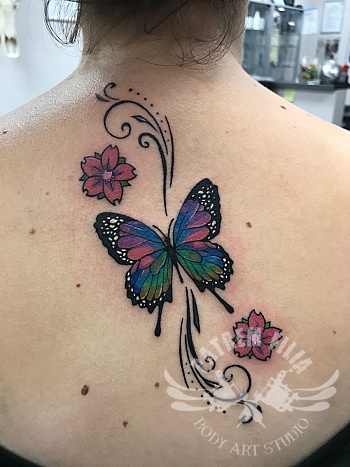 Kleuren vlinder met sierlijke krullen.