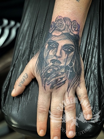 Scary Girl op Hand