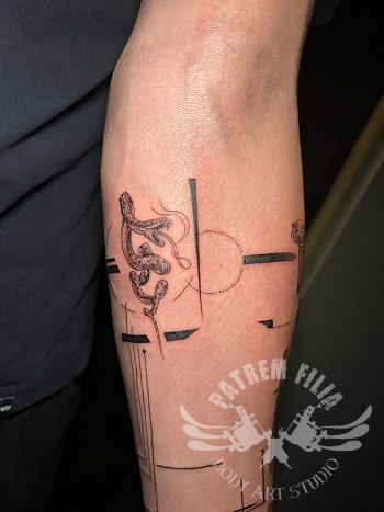 Slang & geometrie - onderarm tattoo