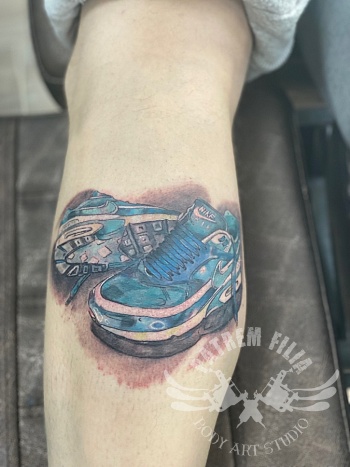 sportschoenen van een bekend merk op kuit