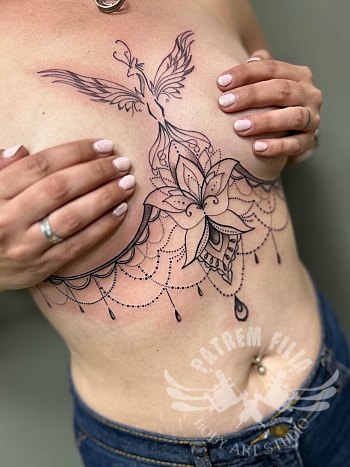 sternum/underboob met feniks en lelie