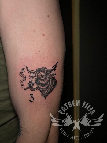 Stier met sigaret – bovenarm tattoo