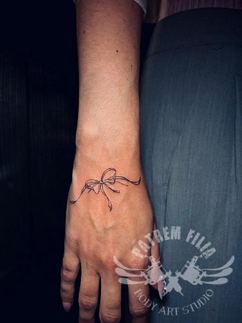 Strikje op hand
