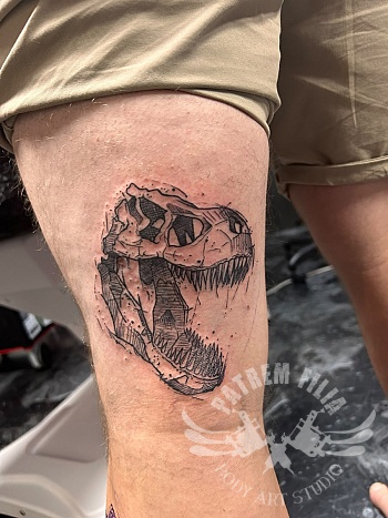 T-Rex schedel tattoo in schetsstijl op bovenbeen