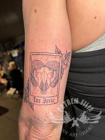 Tarotkaart “The Devil” - arm tattoo