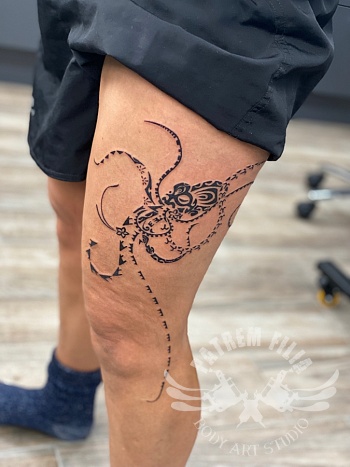 tribal inktvis op bovenbeen
