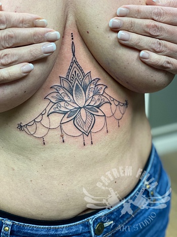 Underboob
