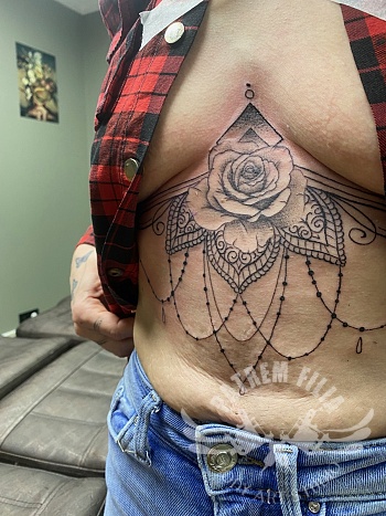underboob mandala met roos