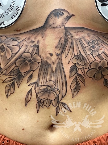 underboob vogel met bloemen