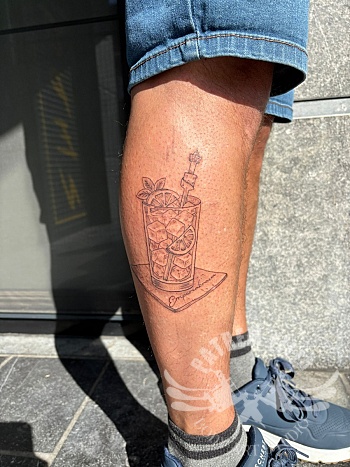 Verfrissende cocktail tattoo op onderbeen