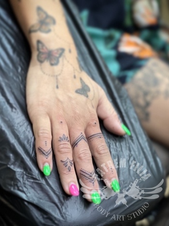 vingertattoos