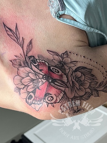 Vlinder met bloemen op schouder