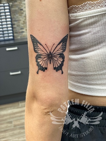 Vlinder op achterkant bovenarm