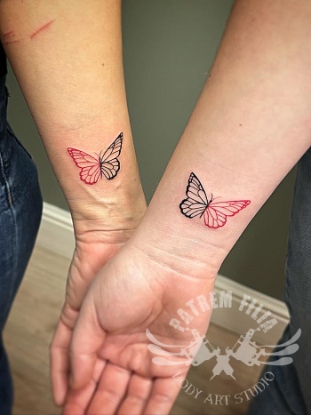 vlinders op pols voor zussen