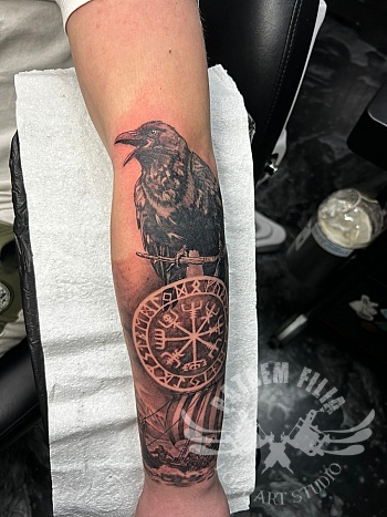 Voorarm tattoo in black & grey met Viking-thema