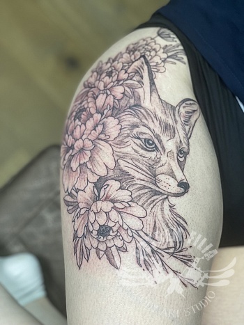 vos met bloemen op heup