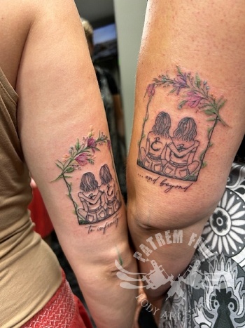 Vriendinnentattoo op de schommel